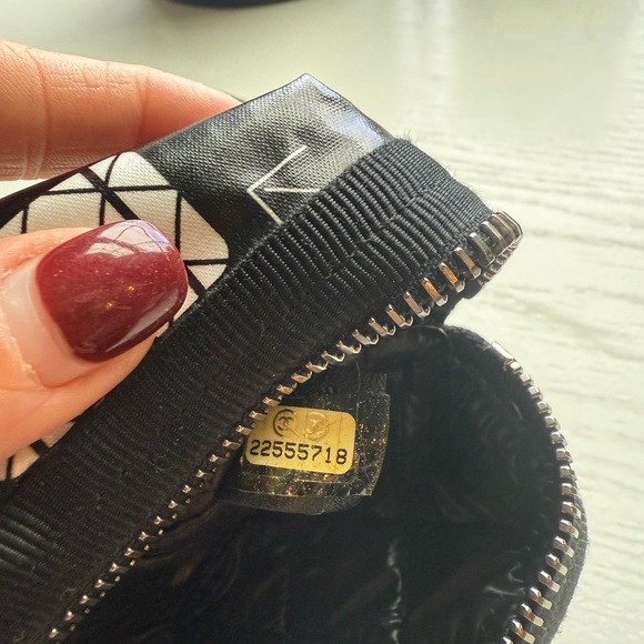 CHANEL Rare Black and White Airline Pouch - collector’s item - Picture 8 of 8